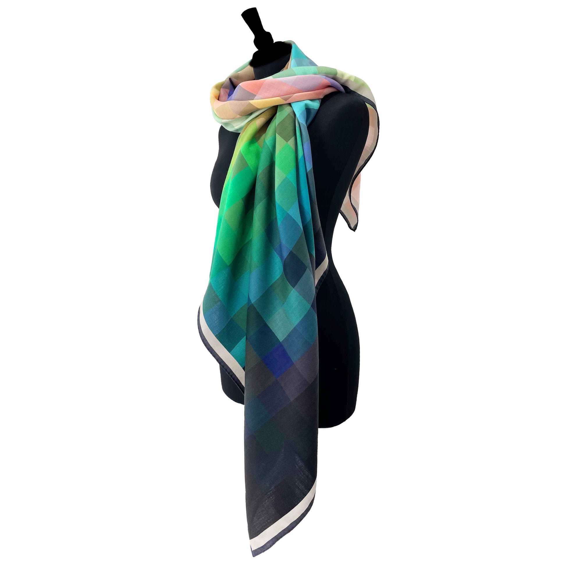 Foulard mit pixelartigem Muster in bunten Farbtönen, entworfen von Designer Bernhard Duss.