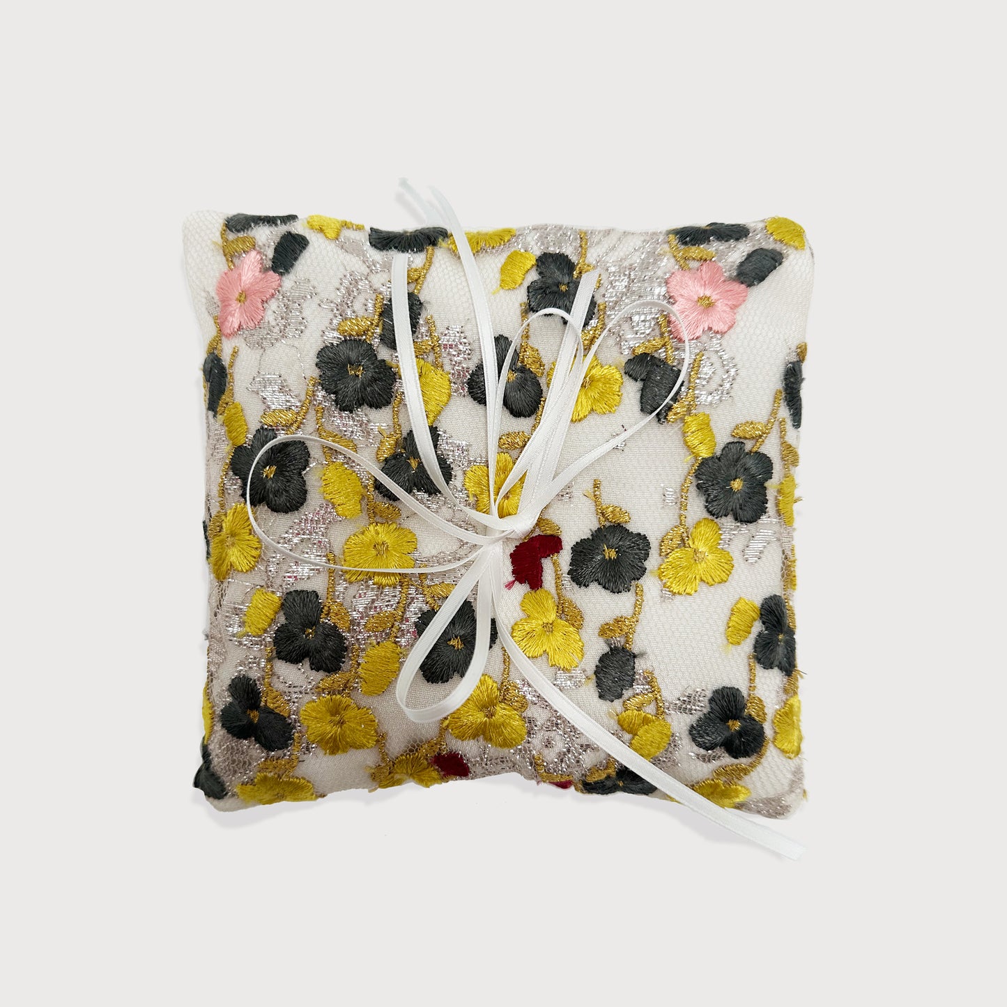 Ringkissen aus St. Galler Stickerei - Blumenmuster