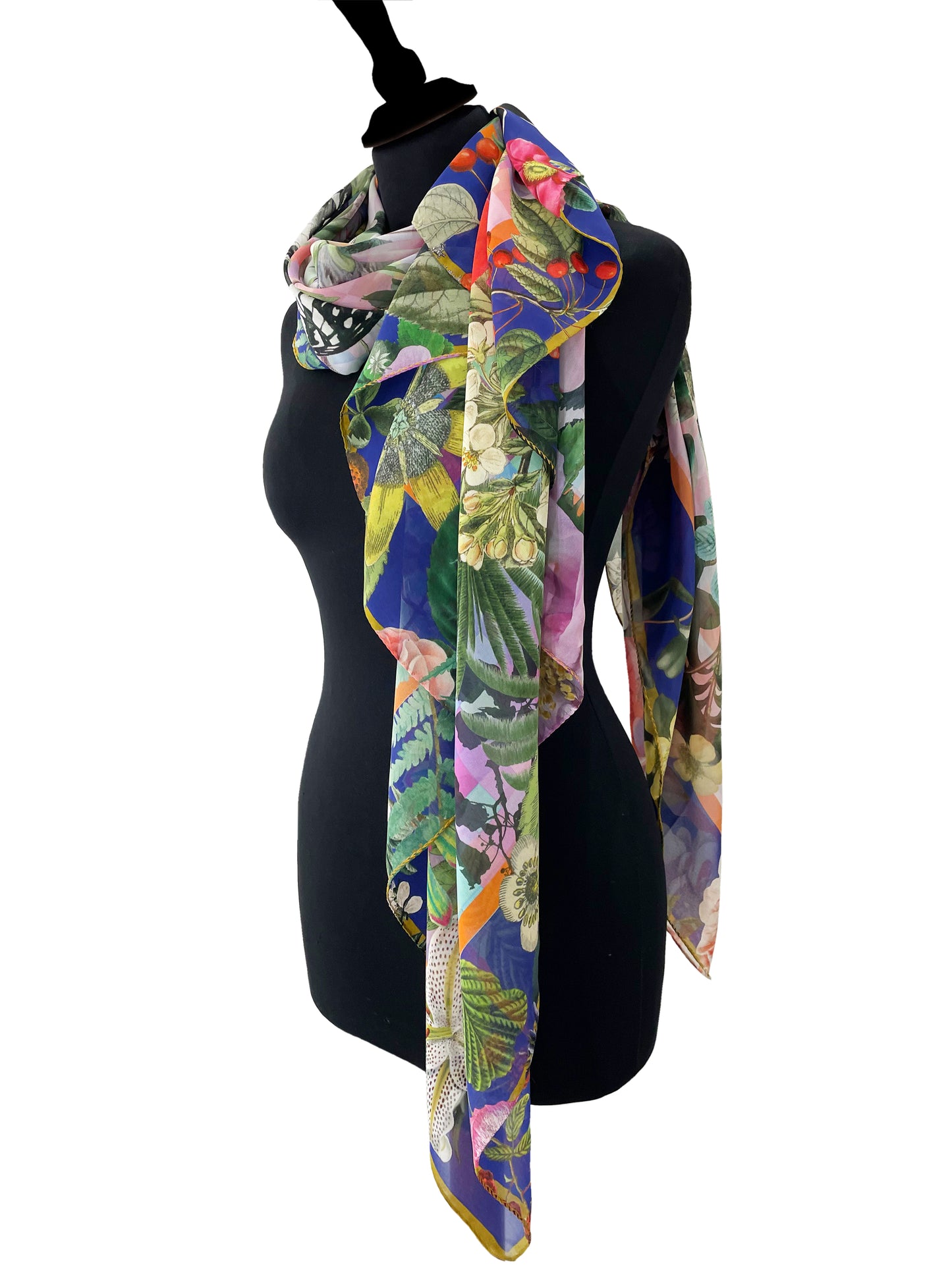 Foulard mit floralem und pixelartigem Muster, entworfen von Bernhard Duss.