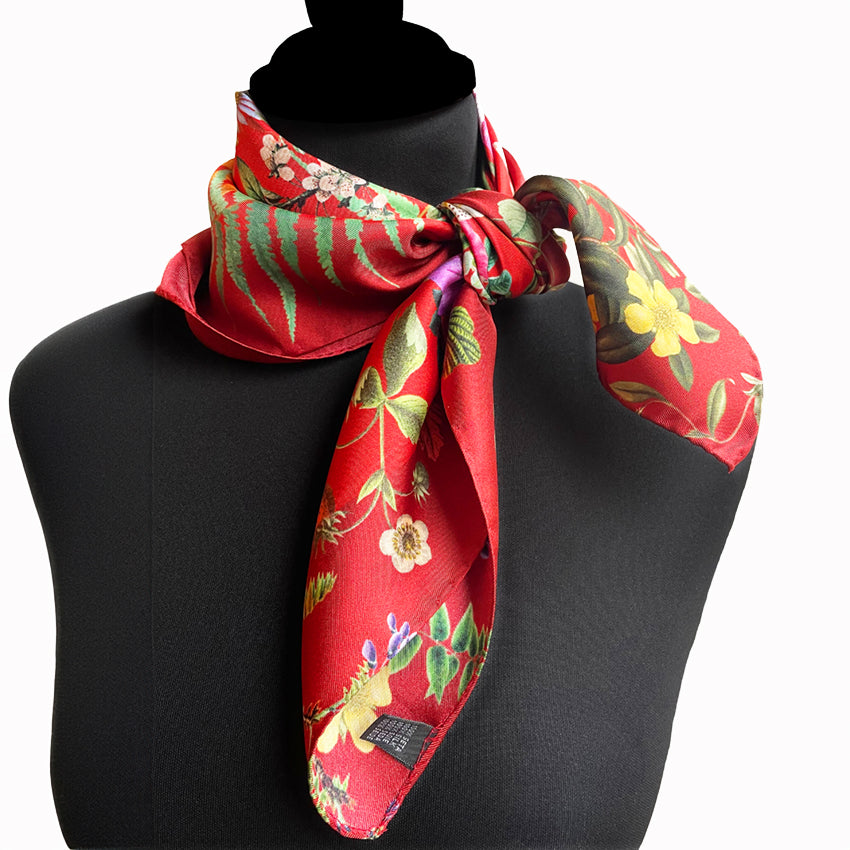 Nickituch aus Seide mit farbenfrohen Blumenmotiven auf rotem Hintergrund