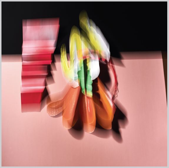 Modernes Foulard mit abstrakten Formen in kräftigen Farben auf pastellfarbenem Hintergrund.
