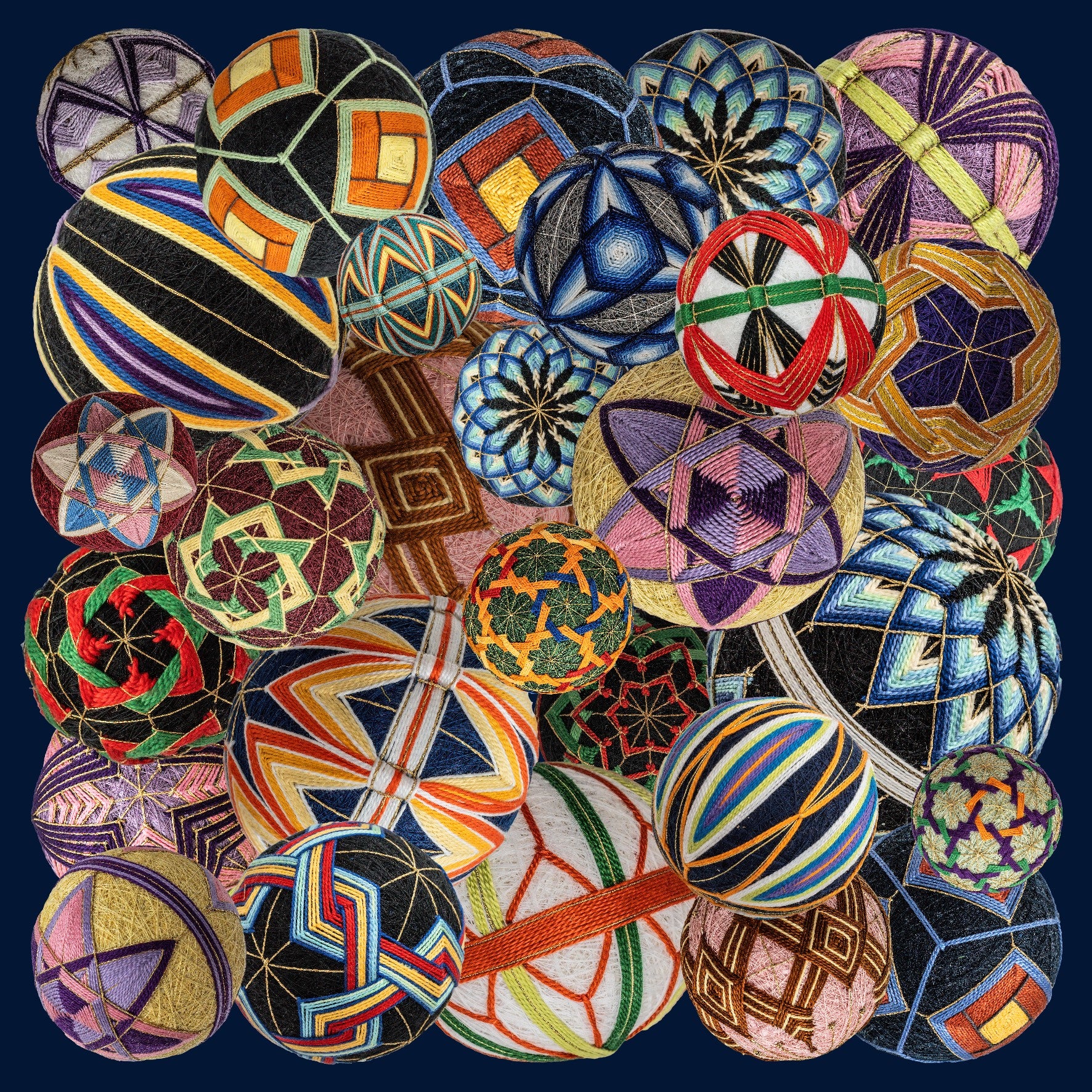 Foulard mit detailreichen Temari Balls in bunten Farben auf dunkelblauem Hintergrund.
