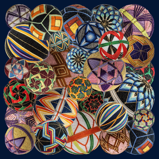 Foulard mit detailreichen Temari Balls in bunten Farben auf dunkelblauem Hintergrund.
